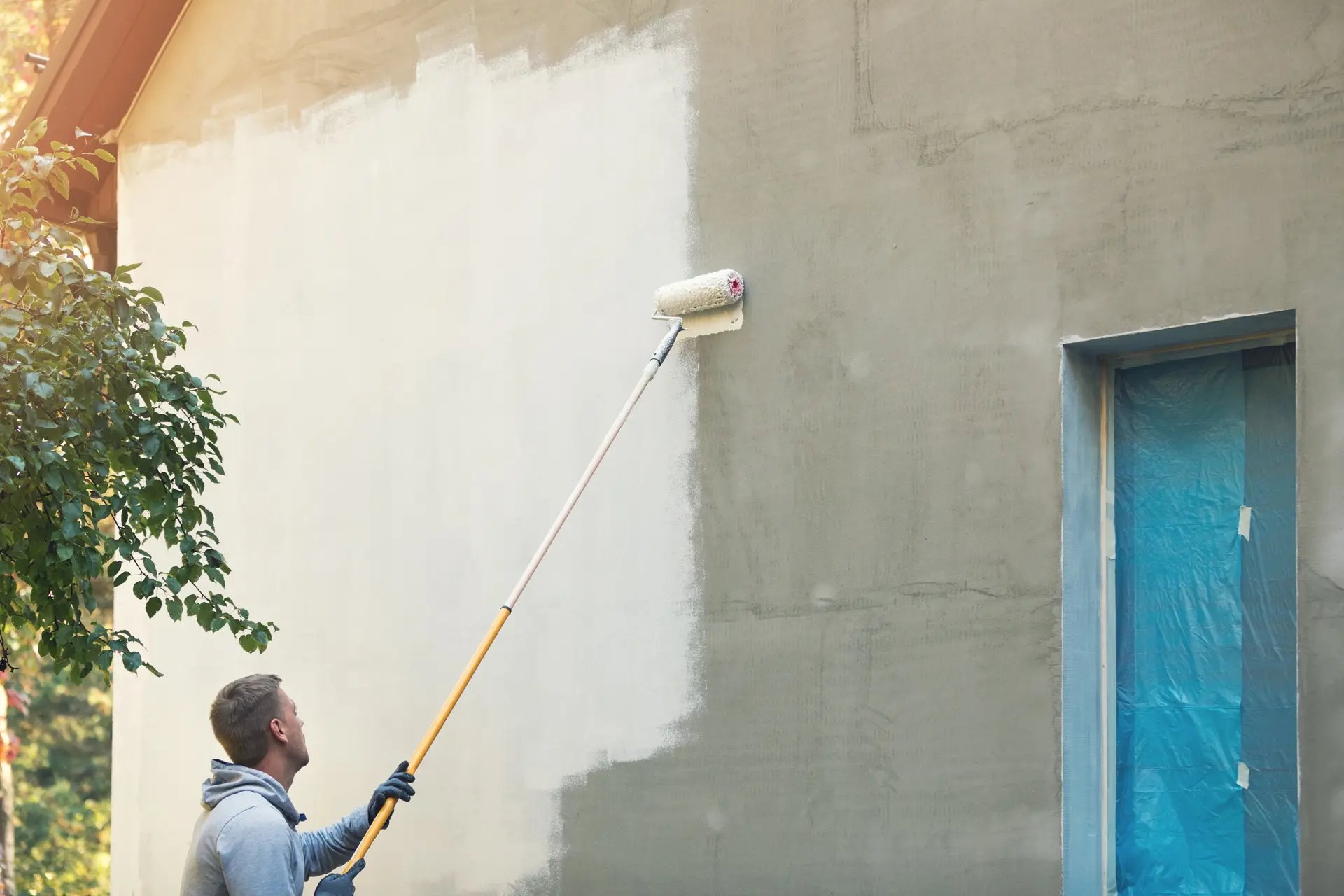 Pintor trabajando en una fachada en Arona